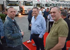 Leo Koenen (Van Geest International) met chauffeur Aad van Dam en Andre Spruijt van SVB Transport