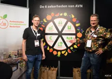 Bij AVN: Bram Rijkers en Frans van de Polder, die zelf 30 jaar een groentewinkel heeft gerund.