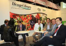 Yves De Vinck (helemaal rechts) van Dicogel in gesprek met zijn collega's van D'arta: Steve, Pieter en JP De Backere