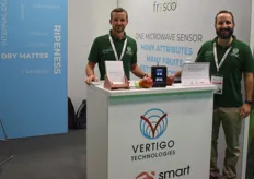 Raffaele Romano en Luca Galatro van Vertigo Technologies promoten hun product Fresco Microwave Sensing om de Brix en hardheid in fruit te bepalen.