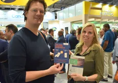 Niels Postma en Marije Steenman van Tapp promoten de recyclebare papieren dataloggers
