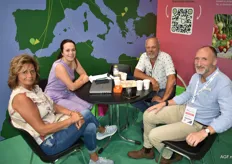 Sil Moonen met vrouw en dochter op bezoek bij de Britse zachtfruitgigant Tim Chambers
