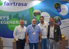 Fairtrasa had een primeur met 's werelds eerste Regenerative Organic Certified®-bananen. Op de foto Franklin Ginus, Jorge Angela, Stephan Schoemaker en Oscar van Reisen