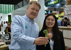 Hans Renia en zijn Chinese collega Double promoten Bimi in de Sakata-stand