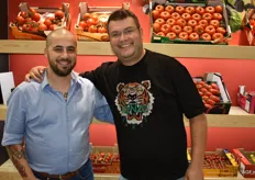 Niko Pennlli van Fris-Co poseert voor de BelOrta tomaten met Gabriel Ghita van Fresh Food Belgium
