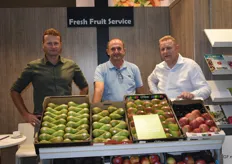 Michal Hermanowicz en Filiep Callewaert (Fresh Fruit Service) met Raf Rutten van Carolus Trees (midden)