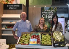 Kris en Silke Wouters met Anastasia Antsipava van Fruithandel Wouters.
