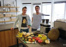Patrick Stoffels en Bas Burghoorn van BUD met een mooie uitstalling exotisch fruit en koffie