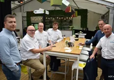 Bram Brouwer van Oxin Growers met het team van CRT en Mark Breugelmans (tweede van rechts)