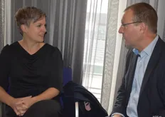 Anne Saris van Havenbedrijf Port of Rotterdam in gesprek met Peter Verbaas van NVWA
