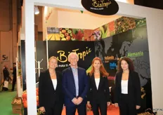 BioTropic had dit jaar voor het eerst een stand in Fruit Attraction. Tweede van Links: Ronald Vianen met Pernille Dynesem (links) en Spaanse vertegenwoordigers van de bio groenten- en fruitleverancier.