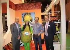 Lachende gezichten in de stand van Jan Oskam. Links Erik en rechts Kees Oskam. Naast Kees Oskam staat Boudewijn van der Wal van Veiling Zaltbommel. Oskam was eerst enkele jaren als bezoeker op de beurs, maar staat nu alweer voor de tweede keer bij het Holland Paviljoen.