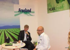 Links Harro van Rossum van Combilo en rechts Kees van den Bosch van Freeland in gesprek