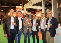 Uit Nederland kwam een delegatie met zo'n 15 mensen van telersverenigingen die aanwezig waren voor de ICOP- conferentie en daarbij ook de beurs kwamen bezoeken. Hier een deel van deze mensen. V.l.n.r.: Ton van Dalen (Best of Four), Hein Wolff (Novitura), Wim Moninqka (PT), Hans Kerstjens (ZON), Jan Swere (Nautilus Organic) en Ad Klaassen (DPA)