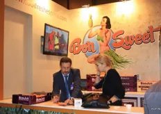 Het merk Bon Sweet van de ananassen. Op de voorgrond directeur van CoolFresh Spanje Paco Serrano (links) en een klant