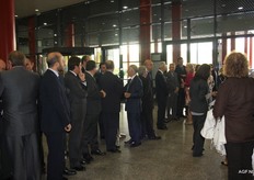 De officiële opening vond plaats om 12:30 uur, waarbij de minister van Landbouw aanwezig was en door de Spanjaarden met enthousiasme welkom werd geheten. Hier is het wachten op de minister