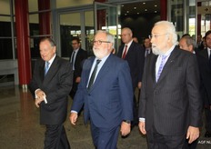 De middelste man is de Spaanse minister van Landbouw: Miguel Arias Cañete