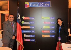 Fruits from Chile was aanwezig op de beurs. De vorst in het land is een catastrofe voor de fruitsector. Links Christian Carvajal van Asoex en rechts Lorena Sepulweda van ProChile. Volgens Christian zal de komende dagen een duidelijker beeld komen van de situatie.