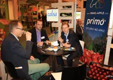Yves Leterme en Pieter Devos van Devos Fruit druk in gesprek met een klant