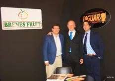 Brenes Fruit exporteert fruit naar heel Europa, waaronder het fruit van het merk Jaguar. In het midden Eddy Jager en rechts Filipe Ravazzini da Silva van Jaguar
