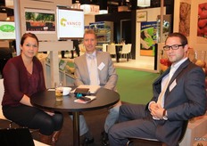 Het Vanco-team krijgt bezoek van Veiling Hoogstraten. Peter van Veen (midden) en rechts Frederik Vermeulen