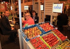 Calsa in gesprek met een Spaanse klant (midden). Rechts Peter Denys en links Bernard Buyck