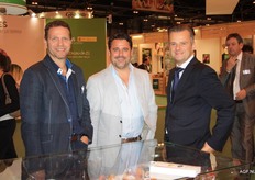 Lachende gezichten uit Sint-Katelijne-Waver. Gunther de Boelpaep (links) en Victor Bernad (midden) van DBS in gesprek met Jan Engelen van Veiling Hoogstraten