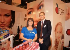 BFV introduceerde vorige week de appel met het rode vruchtvlees, Red Love. Betty Slingers (links) en Marc Evrard zijn beide erg goed in poseren
