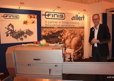 Hans ter Wielen poseert graag bij de machine. Eillert en Finis werken alweer enkele jaren samen