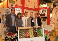 Het team van het Franse bedrijf Distrimex, importeur en exporteur van groenten en fruit. V.l.n.r.: Victor, Nathalie, Marc, Olga en Charles. Eén van hun merken is Bel'pom