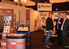 "Manter en Burg Machinefabriek deelden een stand. "Een supercombinatie aldus Arjan en Willem. Helemaal rechts Arjan van Burg, Naast hem Albert en een klant. Helemaal links achterin: Willem de Jong van Manter. Manter heeft sinds dit jaar een vestiging in Spanje"