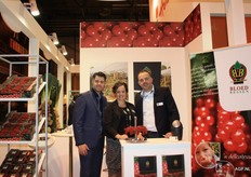 "Het Bloebessen team compleet: Links Stefan de Wit, de man van Eefje De Wit-Bloed (midden) en rechts Chris Bloed. "De reacties op de bessen zijn erg positief, mensen vragen zelfs of het echte zijn, zo mooi en groot."