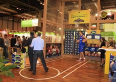 In de stand kon je ook meedoen met een spelletje basketbal en daarmee kon je bananen winnen