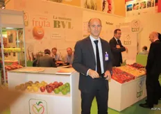 Ionis Fotiadis, de exportmanager van het Franse bedrijf BVL. Het bedrijf staat voor vijf coöperaties en 120 telers in Frankrijk met een totaal areaal van 1.700 hectare. Het zijn met name appelen waaronder het bekende merk Pink Lady. Rechts de directeur van het bedrijf in gesprek en links Kris Wouters van Wouters Fruithandel op bezoek in de stand