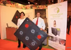 Janny MT presenteert haar speciale opslagbox in gecontroleerde atmosfeer waarin de producten langer houdbaar zijn. Links Céline Kuentz en rechts Nestor