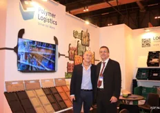 Polymer Logistics presenteerde haar nieuwe product Rattan (links), een nieuwe lijn met een 'rotan look'. Links Felipe Vicente (Polymer Logistics Spanje) en rechts Alberto Lucchese (Italië)