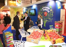 Marc Peyres van Blue Whale (rechts) druk in gesprek. Blue Whale is een bekende Franse coöperatie van telers en exporteurs