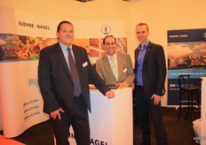 Dit is de tweede keer dat het wereldwijde bedrijf Kuehne+Nagel aanwezig is op de Fruit Attraction. V.l.n.r: Peter Franckenberg, Tony Ferreres en een bezoeker