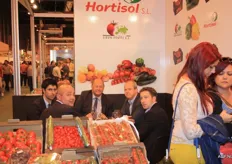Bernard Buyck van Calsa (Lachend midden) op bezoek bij zijn leverancier Hortisol