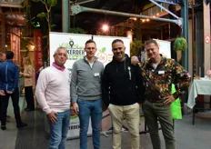 Andrea Paffarini, Bram Rijkers en Frans van de Polder van AVN met Thomas Siahaya, oprichter van Lekkerder bij de boer