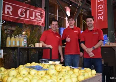 Jongerius Fruit uit Houten presenteerde de gele Sonnenglanz-appel. Tussen Norbert en Pierre Jongerius staat collega Arend