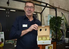 Inkoper Bert Schöttelndreier van Gebrs van Aarle toont de roze citroenen van Belsan