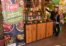 Mark Halbe en Ozlem Belgin met de sauzen, salades en spread van Fano