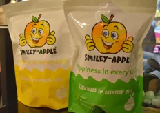 Smiley Apple een bedrijf uit Yerseke is klant bij Weststrate verpakkingen. Zij produceren bakjes met geschilde appel- en perenpartjes. De partjes verkleuren niet en zijn lang houdbaar. De verpakking op de foto wordt gebruikt voor leveranties aan de de horeca of andere grootverbruikers.