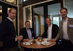 Jurriaan Oudejans en Arjan Eerbeek van Quik's Potato Producs aan tafel met Sander de Vries van FrieslandCampina en Peter Koelewijn van Rondeel