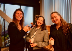 Emmy Marijtsen (Greenery Logistics) met Lieske van der Waals en Isis van Beers (Stichting Nationale Week Zonder Vlees)