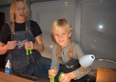 Florian (kleinzoon van opa Piet) hielp de ijscoman.