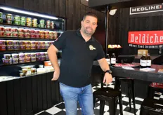 Joeri Michiels van Deldiche. Zijn producent van hummussen, tapenades en pesto's. Vooral vegetarisch en zelfs een aantal producten zijn vegan.