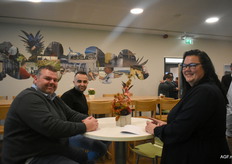 Remco Boke en Yunus Yigit (Kuhne + Nagel) en Kitty Koehorst (Roveg Fruit)