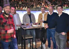 Tafeltje Benfried met Erik Theunissen, Gert-Jan Schouten, Gijsbert Verboom, Merijn Schouten, Bart Schouten en Niels Kooij